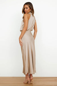 Carlina | Elegante Abito Lungo in Raso con Collo Halter
